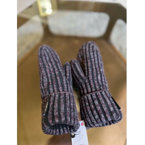 Lululemon Textured Fleece-Lined Knit Mittens - Picture 10 of 11